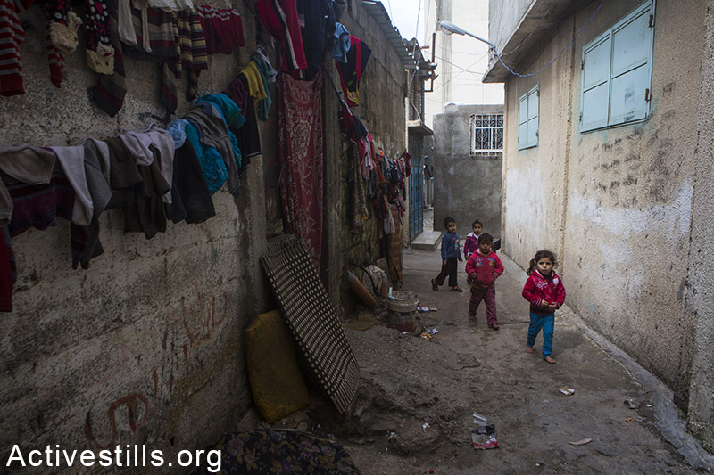 ילדים הולכים בסמטאות הצרות של מחנה הפליטים ג'בליה ברצועת עזה, 23 בפברואר, 2015.