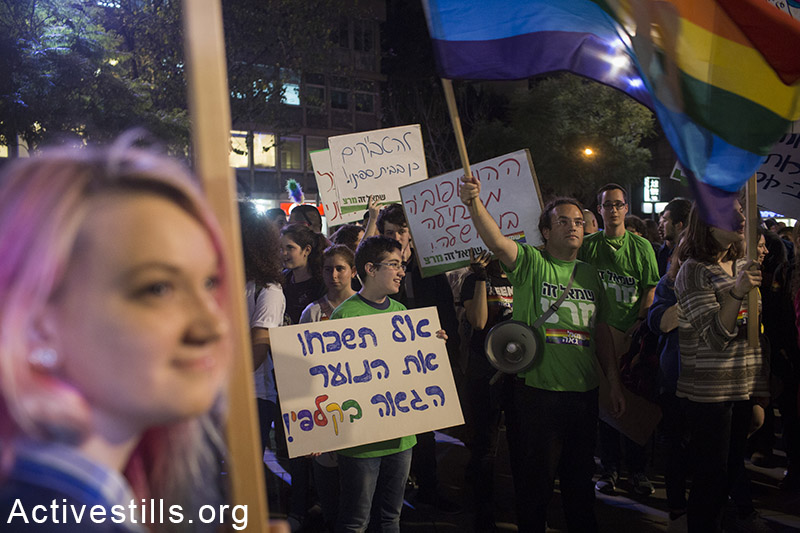כ-200 בני נוער מפגינים ברחבת הסינמטק בתל אביב נגד הומופוביה ובעד התייחסות לנוער להט"בי בבחירות. 26 בפברואר, 2015. עוד בנושא