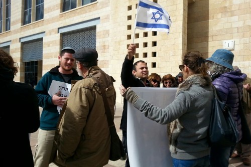 עימות מול מתנגדים. צילום: הללי פינסון
