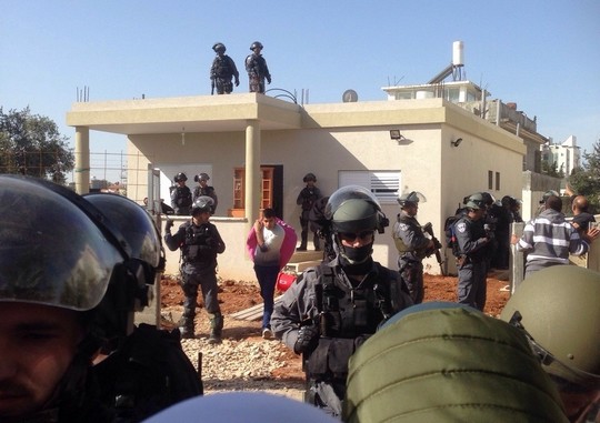 שוטרים מפנים את בני משפחת א-נאקיב מביתם (סמאח סלאימה אגבאריה)