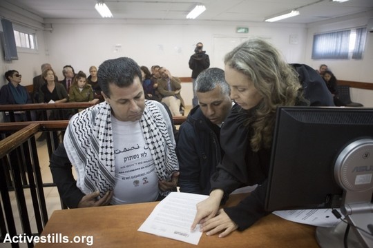 עבדאללה אבו רחמה, ועורכי הדין שלו גבי לסקי ומוחמד חטיב בבית המשפט בעופר (אורן זיו/אקטיבסטילס)