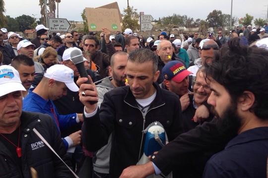 עובדים ממפעלים בדרום חוסמים את הכניסה לערד (צילום: דוברות ההסתדרות)