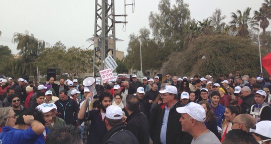 עובדים ממפעלים בדרום חוסמים את הכניסה לערד (צילום: דוברות ההסתדרות)