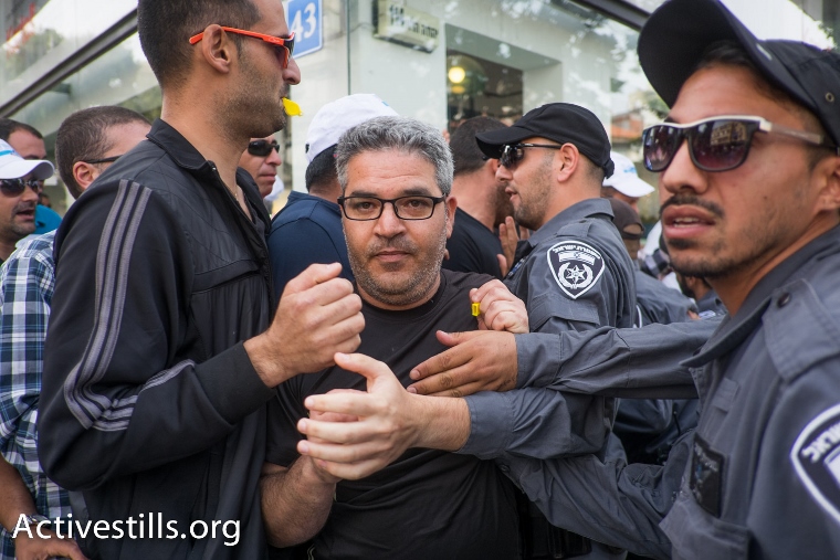 עובדי כי"ל ושוטרים בהפגנה בתל אביב (יותם רונן / אקטיבסטילס)