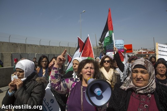 יום האשה 2015. כאלף מפגינות הפגינו בצד הפלסטיני של מחסום קלנדיה נגד הכיבוש, ארגוני נשים ישראליות הפגינו מהצד השני (אן פאק/אקטיבסטילס)