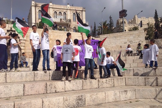 ילדי שכונות סילוואן ועיסאוויה מפגינים במסלול של מרתון ירושלים. המרתון שעבר בשטחי העיר שמעבר לקו התפר גרם לחסימה של שכונות רבות במזרח העיר.