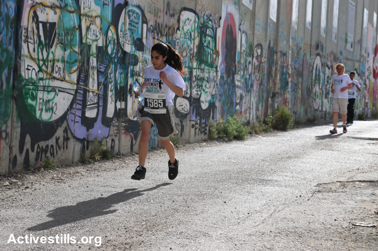 רצים ליד חומת ההפרדה, מרתון בית לחם (אחמד אל-באז / אקטיבסטילס)