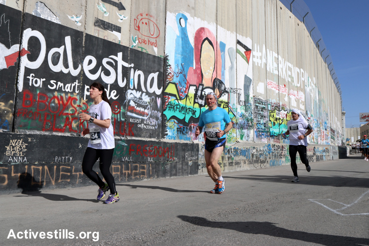 רצים ליד חומת ההפרדה, מרתון בית לחם (אחמד אל-באז / אקטיבסטילס)