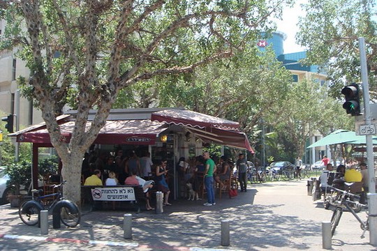 קיוסק קפה בשדרות רוטשילד בתל אביב (ליאור גולגר, ויקימדיה, (CC BY-SA 3.0)