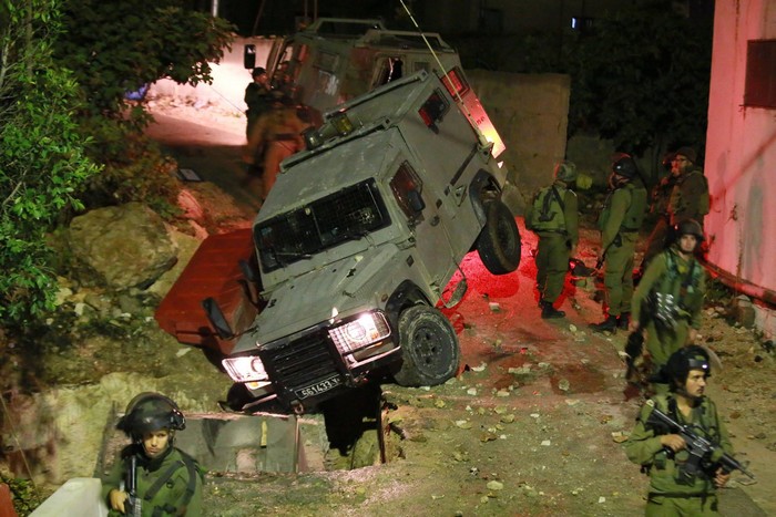 ג'יפ צבאי נפל לבור בכביש במהלך פשיטה לילית על הכפר בלעין (צילום: הייתאם חטיב)