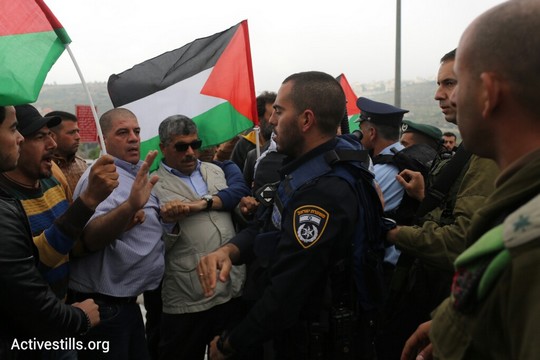 השר ואליד עסאף בין עשרות פלסטינים שהפגינו מול "מרתון התנ"ך הראשון" בשטחים הכבושים (אורן זיו/אקטיבסטילס)