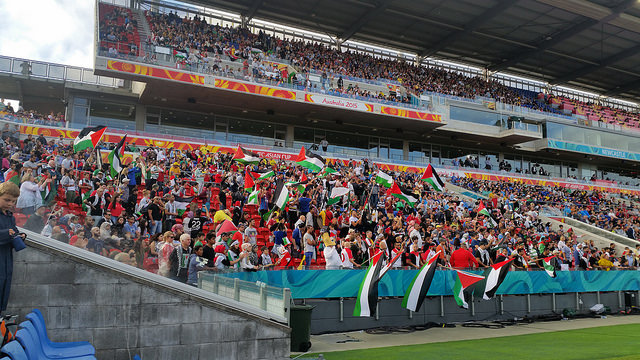 אוהדי נבחרת פלסטין במשחקי גביע אסיה (Danny J. Palmer CC BY-NC 2.0)