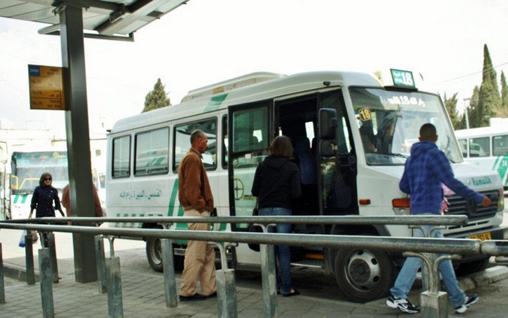 נוסעים עולים על האוטובוס לרמאללה בתחנת המרכזית הפלסטינית במזרח ירושלים (צילום:Anthony Baratier/CC)