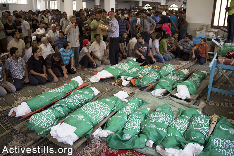 הלווית 26 בני משפחת אבו ג׳מעה שנהרגו בהפצצות ישראליות יום קודם לכן, חאן יונס, רצועת עזה, 21 יולי, 2014. באסל יאזורי / אקטיבסטילס