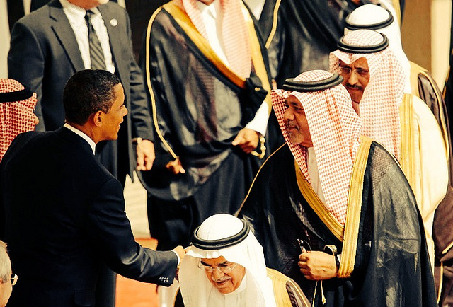 הנשיא ברק אובמה עם שר החאג' הסעודי, פואד אל-פרסי, ובאמצע שר הנפט הסעודי, עלי אל-נעימי (Tribes of the World CC BY-SA 2.0)