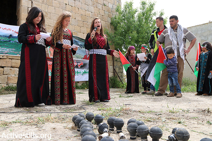 ילדות פלסטיניות שרות במהלך הפגנת יום האדמה בכפר נבי סאלח, 28 במרץ, 2015. (אקטיבסטילס)