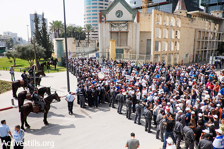 פועלים מפגינים נגד התוכנית לפיטור מאות עובדי כיל, מול משרדי החברה בתל אביב, 10 במרץ, 2015. (אקטיבסטילס)