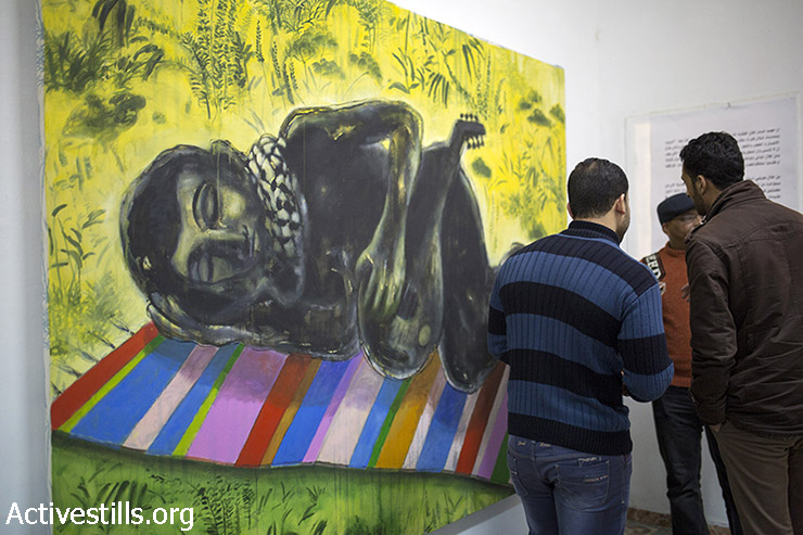פתיחת התערוכה ״חלומות פשוטים״ של האומן הפלסטיני ראאד עיסא בגלריית אלטיק בעזה, 23 במרץ, 2015. בתערוכה הוצגו גם עבודות שניזוקו בעקבות הפצצת ביתו בקיץ 2014. (אקטיבסטילס)