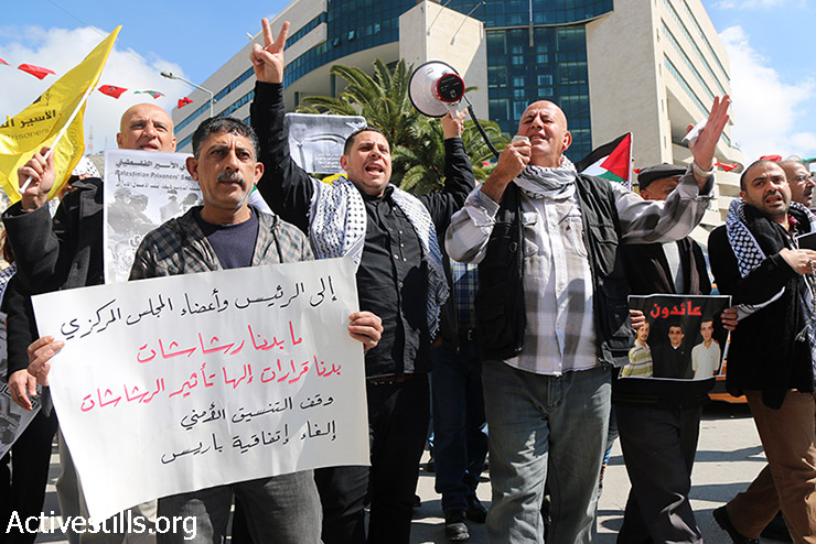 פלסטינים מפגינים בסולידריות עם אסירים פלסטינים הנמצאים בבתי הכלא הישראלים. שכם, 5 במרץ, 2015. (אקטיבסטילס)