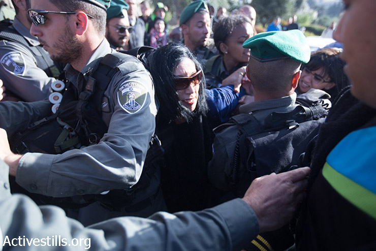 הפגנת יום האדמה מחוץ לעיר העתיקה בירושלים, 30 במרץ, 2015. המפגינים החלו צעדה משער שכם אשר פוזרה בכח ע״י המשטרה. (אקטיבסטילס)