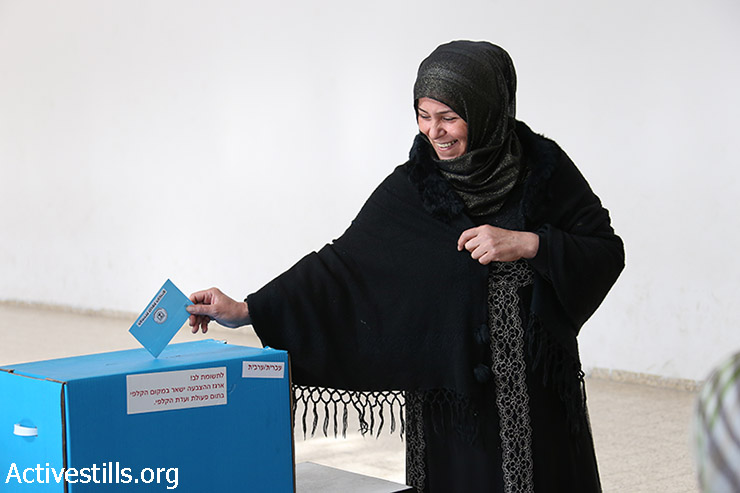 ואם המצביעים הערבים יחרימו את הבחירות? מצביעה בבחירות לכנסת ה-20 בקלפי באום אל פאחם, 17במרץ, 2015. (אקטיבסטילס)