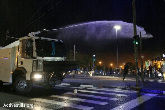 המשטרה עושה שימוש בבואש נגד המפגינים. הכניסה לירושלים. (אורן זיו/אקטיבסטילס)