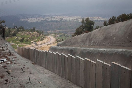 חומת ההפרדה בוואלג'ה. ברקע ירושלים (אורן זיו/אקטיבטסילס)
