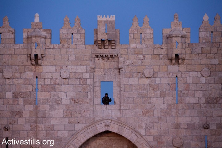 שוטר מג"ב עומד על המשמר מעל שער שכם בירושלים המזרחית. לעיתים קרובות מתקיימות באזור זה הפגנות ועימותים בין פלסטינים תושבי מזרח ירושלים למשטרה. (אקטיבסטילס)