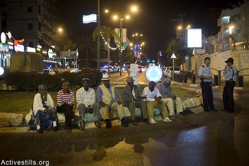 אתיופיים ישראלים יושבים לאחר הפגנה נגד גזענות ואלימות משטרתית, אשקלון, 3 מאי, 2015. אורן זיו / אקטיבסטילס