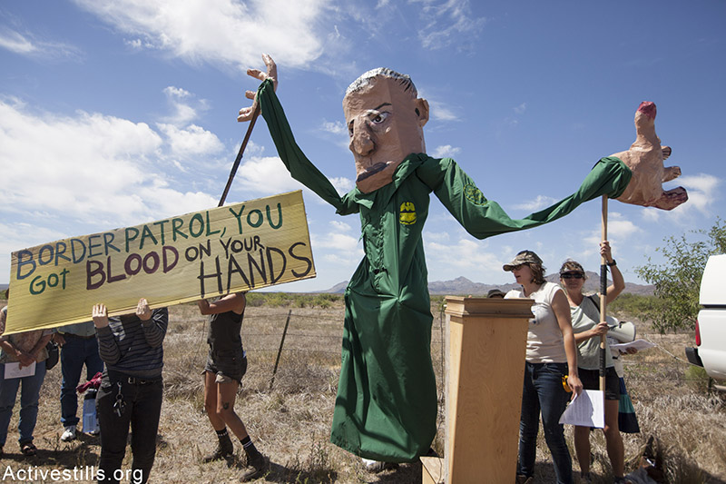 פעילים מפגינים נגד מיליטריזציה באזור מגוריהם, על גבול מקסיכו-ארה״ב, אריזונה, מאי 27, 2015. שחף פולקוב / אקטיבסטילס