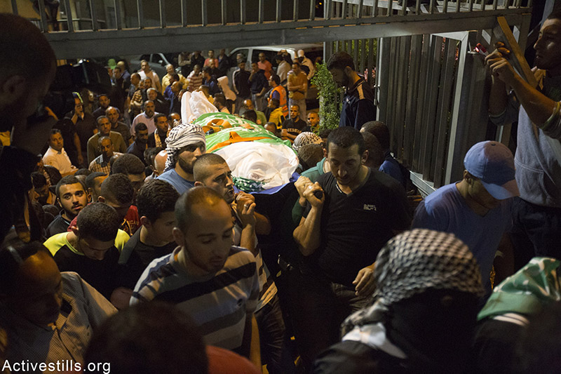 בני משפחה וקרובים נושאים את גופתו של אימראן אבו דהייאם, במהלך הלוויתו במזרח ירושלים, 21 מאי, 2015. אימראן נורה לאחר שדרס שני שוטרים של משמר הגבול בירושלים. פאיז אבו-רמלה / אקטיבסטילס