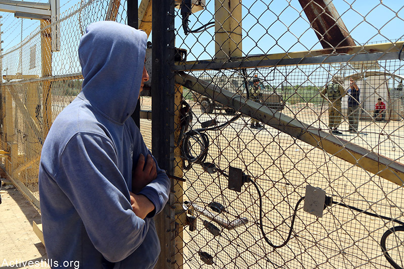 עובד חקלאות פלסטיני עומד ליד שער בגדר ההפרדה לאחר שהצבא הכריז על השער כסגור לשלושה ימים, בכפר פאלאמיה, הגדה המערבית, 17 מאי, 2015. אחמד אל באז / אקטיבסטילס