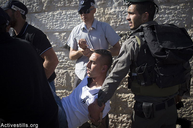 צעיר פלסטיני נעצר במהלך מצעד הדגלים, מזרח ירושלים, 17 מאי, 2015. אורן זיו / אקטיבסטילס