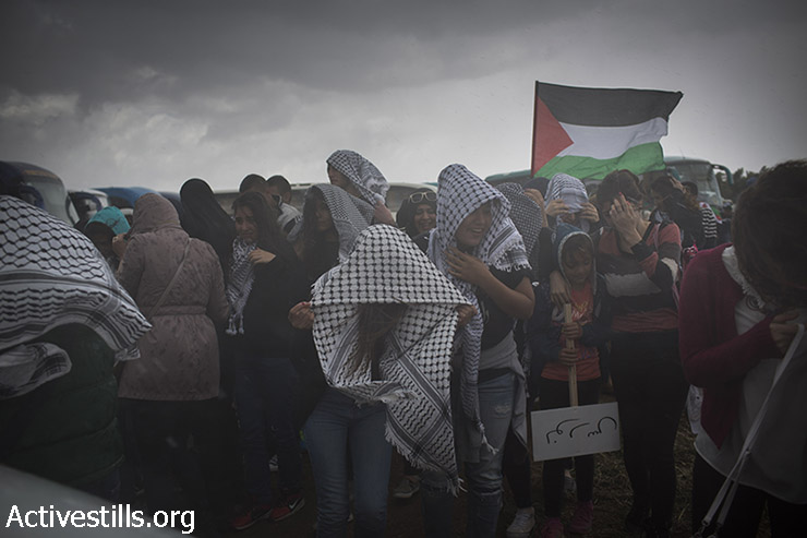 אלפי פלסטינים תושבי ישראל צועדים תחת גשם כבד בתהלוכת השיבה המציינת את יום הנכבה הפלסטיני, בכפר ההרוס חדת'א ליד טבריה, 23 באפריל, 2014. 