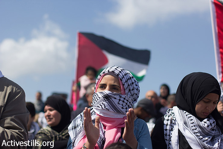 צעירה פלסטינית משתתפת בצעדת השיבה בכפר ההרוס חדת'א ליד טבריה, 23 באפריל, 2014. אלפי פלסטינים תושבי ישראל צעדו תחת גשם כבד בתהלוכת השיבה המציינת את יום הנכבה הפלסטיני. 