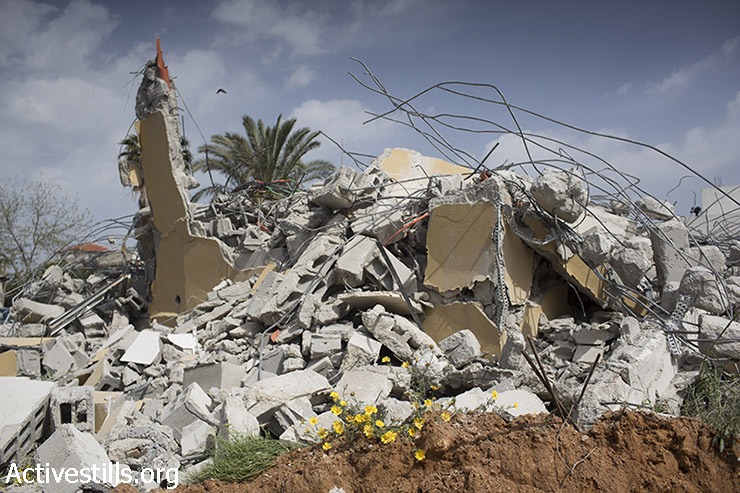 חורבות שלושת הבתים של משפחת עסאף נראים לאחר שנהרסו ע״י הרשויות הישראליות בכפר הלא מוכר דהמ״ש, סמוך לרמלה-לוד. 15 באפריל, 2015. 