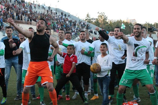 שחקני אל-זאהיריה חוגגים אליפות. עונת 2014-2015.