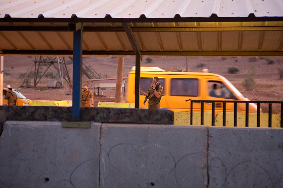 מונית פלסטינית חוצה מחסום צבאי בגדה המערבית (אקטיבסטילס)