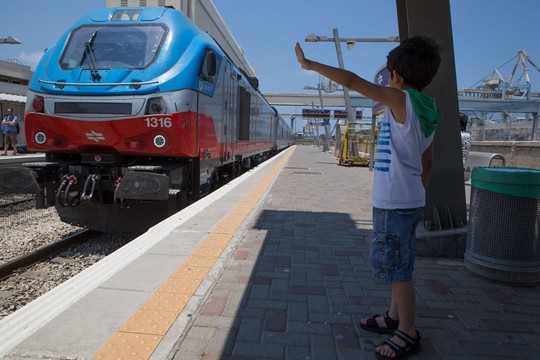 נפלאות התחבורה הציבורית. ילד בתחנת רכבת חיפה (בסאם אלמוהור)