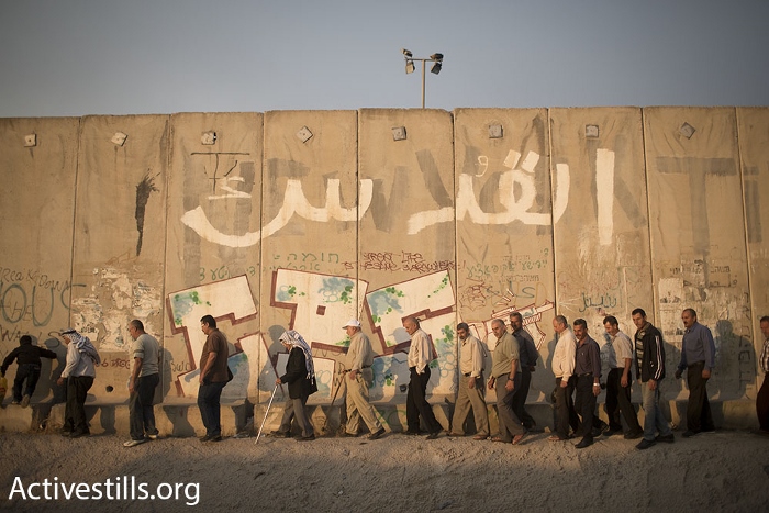 פלסטינים מעל גיל 40 בדרך למחסום קלנדיה, חודש הרמדאן (אורן זיו / אקטיבסטילס)