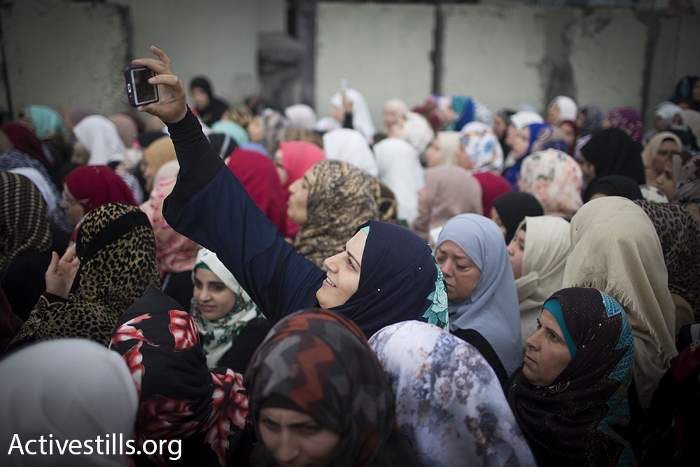 נשים עוברות במחסום קלנדיה, חודש הרמדאן (אורן זיו / אקטיבסטילס)