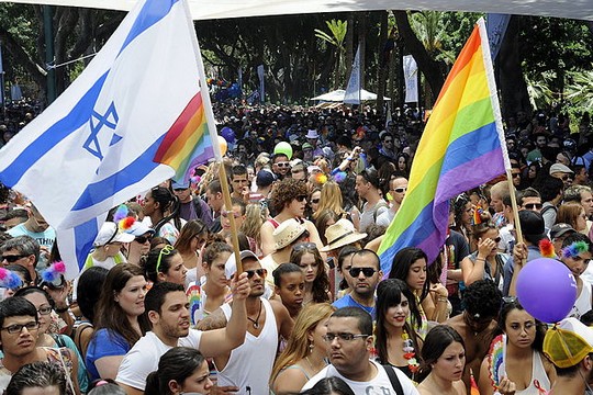 דגל ישראל לצד דגל גאווה במצעד הגאווה בתל אביב (צילום: שגרירות ארה"ב CC BY-SA 2.0)