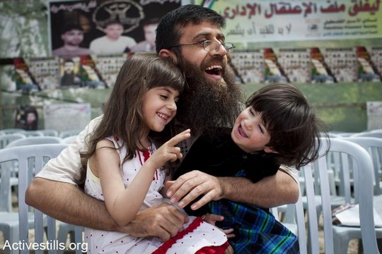 ח'דר עדנאן עם ילדיו לאחר שחרורו באפריל 2012 בתום שביתת רעב בת 67 ימים (אורן זיו/אקטיבטילס)