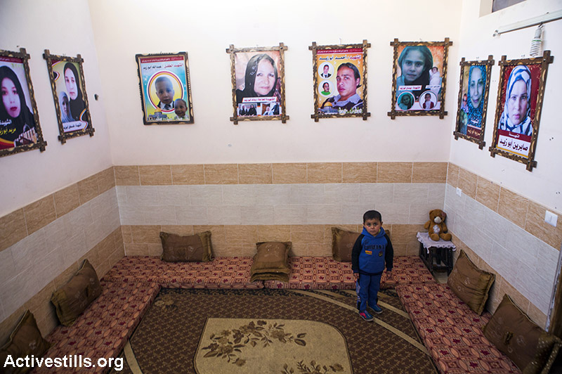 משפחת אבו זייד, נהרגה על ידי טילים ישראליים, רפיח, רצועת עזה, 29 ביולי 2014. 9 בני משפחה, בינהם 3 ילדים, נהרגו. בתמונה- נידאל (3) בביתו ההרוס. נידאל, שאמו ואחיו התאום נהרגו בהפצצה, היה היחיד שנמצא למחרת מתחת להריסות. (אן פאק/אקטיבסטילס)