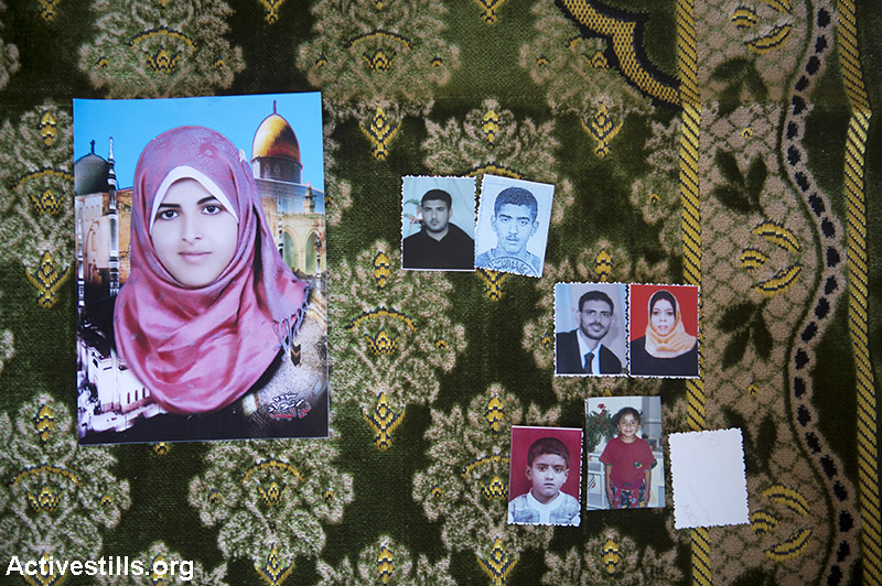 משפחת אל-לו, ביתה הופצץ ע״י חיל האויר, דיר אל בלח, רצועת עזה, 20 באוגוסט 2014. 8 בני משפחה נהרגו. בתמונה- שבעה מבין שמונת ההרוגים. התמונה צולמה בחדרה של אימאן (17) (מופיעה בצד שמאל), שנהרגה על ידי גוש קטן של בטון שעף דרך החלון. ביתה נמצא כ -100 מטרים ממקום ההפצצה. (אן פאק/אקטיבסטילס)