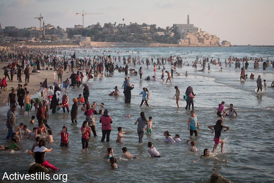 פלסטינים בחוף הים בתל-אביב בסיומו של עיד אל-פיטר, אוגוסט 2013 (אקטיבסטילס) 