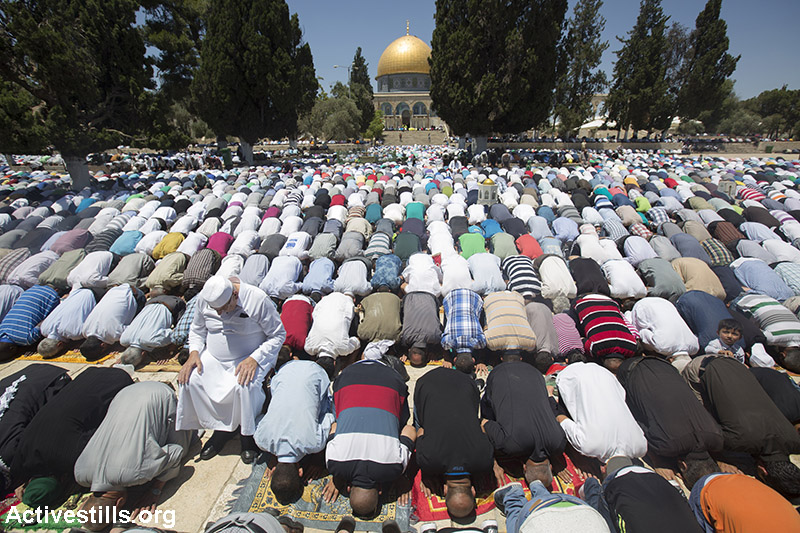 פלסטינים בתפילות יום השישי השני של חודש הרמדאן במסגד אל אקצהף מזרח ירושלים, 19 ביוני 2015. (פאיז אבו-רמלה/אקטיבסטילס)
