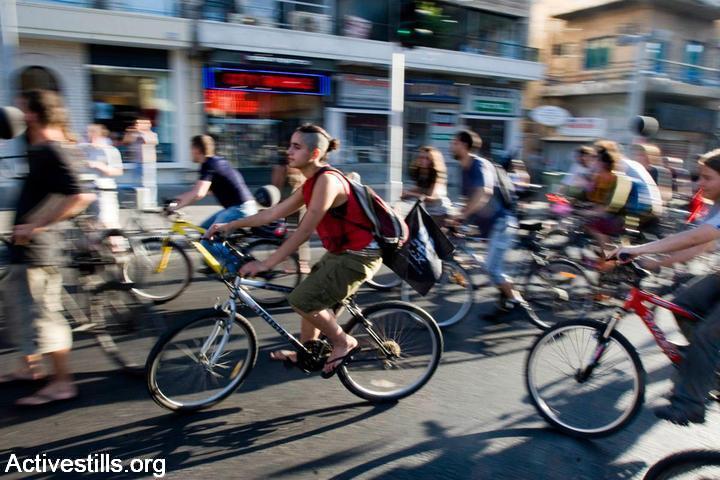 רכיבת מחאה ברחובות תל אביב, 2007 (יותם רונן / אקטיבסטילס)