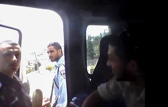 החייל והשוטרים בכניסה לעיסאוויה. צילום מסך מתוך הסרטון שצילם מוחמד