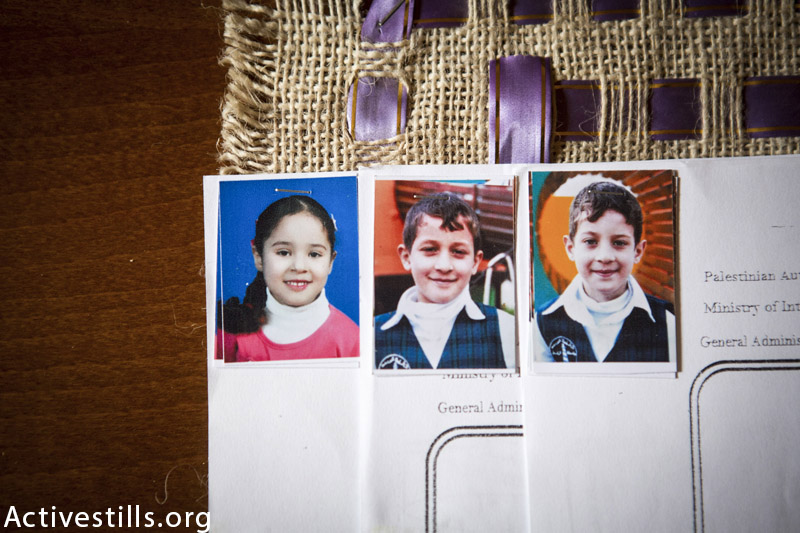תמונות של אפנאן וואסאם (8), ג׳יהאד עיסאם (11) שונאבאר ווואסאם (8), שצולמו בבית המשפחה בעיר עזה, נובמבר 17, 2015. שלושת הילדים נהרגו בהתקפה ישראלית בזמן האכלת ציפורים על גג הבית ב 17 ביולי, 2014. (אן פאק / אקטיבסטילס)